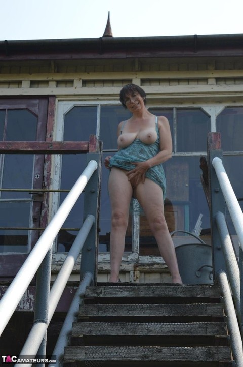 Mature amateur Barby Slut get naked in heels at an abandoned railway station | Фото 14