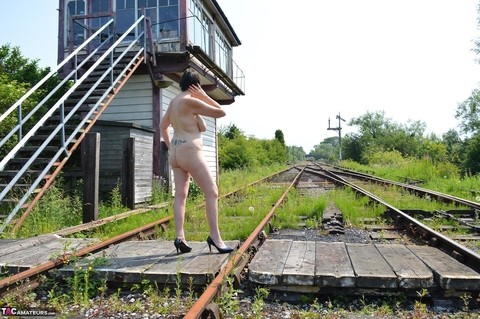 Mature amateur Barby Slut get naked in heels at an abandoned railway station | Фото 20