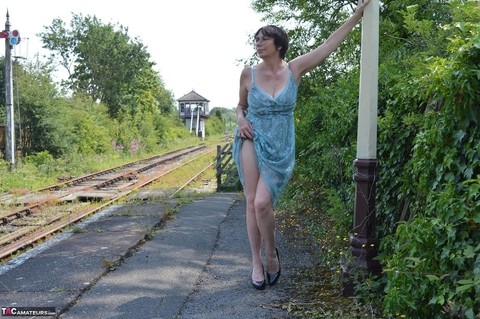 Mature amateur Barby Slut get naked in heels at an abandoned railway station | Фото 3