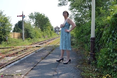 Mature amateur Barby Slut get naked in heels at an abandoned railway station | Фото 4