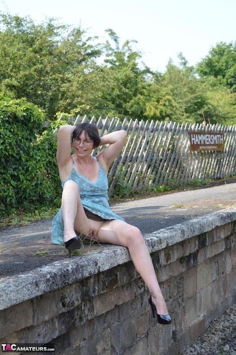 Mature amateur Barby Slut get naked in heels at an abandoned railway station | Фото 6