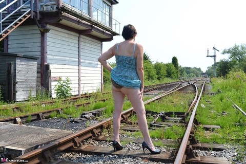 Mature amateur Barby Slut get naked in heels at an abandoned railway station | Фото 9