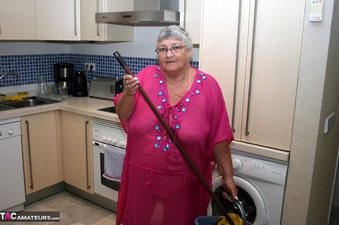 Fat UK nan Grandma Libby gets completely naked while cleaning her kitchen | Фото 1