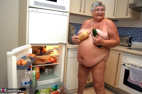 Fat UK nan Grandma Libby gets completely naked while cleaning her kitchen | Фото 10