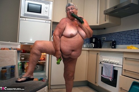 Fat UK nan Grandma Libby gets completely naked while cleaning her kitchen | Фото 11