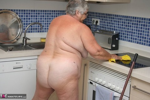 Fat UK nan Grandma Libby gets completely naked while cleaning her kitchen | Фото 19