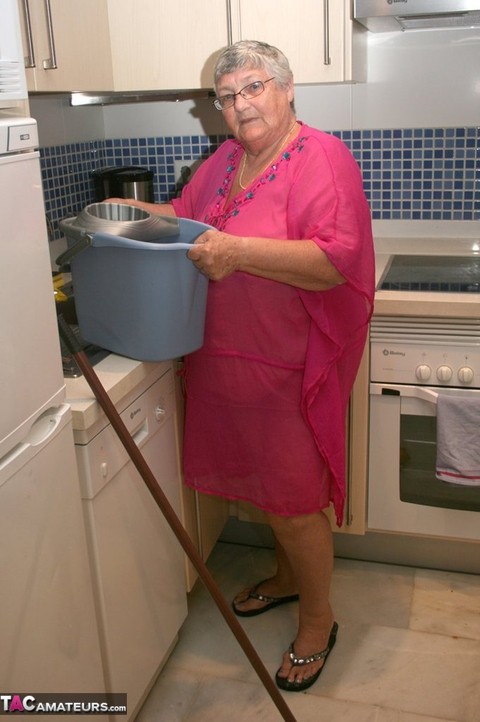 Fat UK nan Grandma Libby gets completely naked while cleaning her kitchen | Фото 2