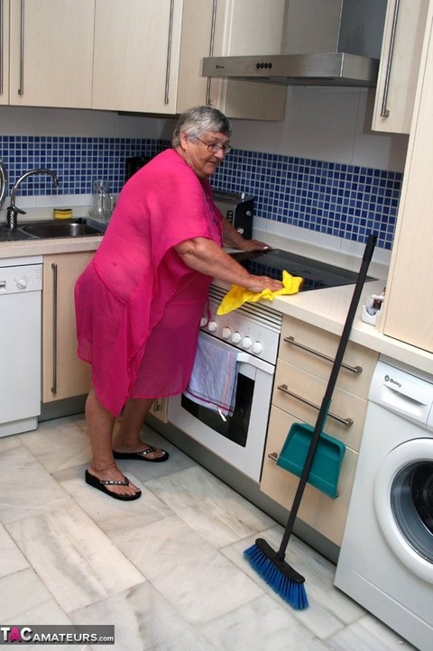 Fat UK nan Grandma Libby gets completely naked while cleaning her kitchen | Фото 4