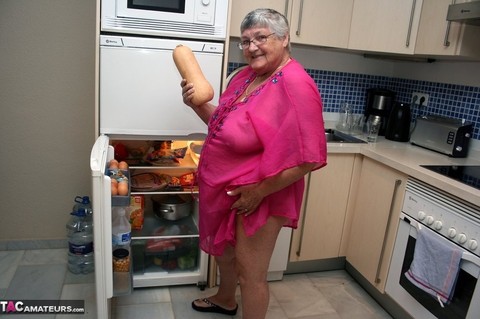 Fat UK nan Grandma Libby gets completely naked while cleaning her kitchen | Фото 6