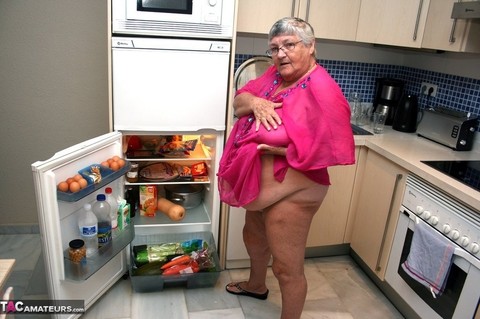 Fat UK nan Grandma Libby gets completely naked while cleaning her kitchen | Фото 7