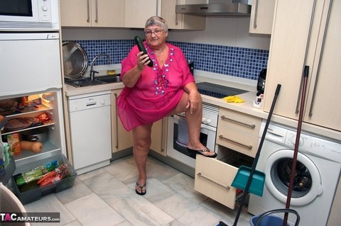 Fat UK nan Grandma Libby gets completely naked while cleaning her kitchen | Фото 8