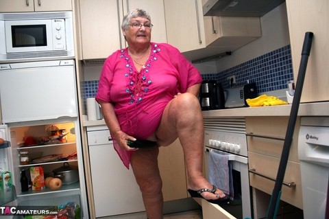 Fat UK nan Grandma Libby gets completely naked while cleaning her kitchen | Фото 9