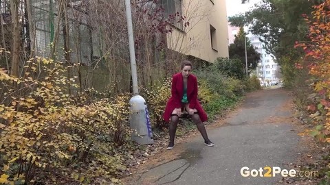 Caucasian female Lora takes a piss while walking on a pathway in the city | Фото 13