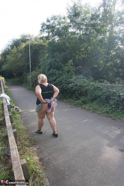 Overweight UK blonde Lexie Cummings shows her tail butt plug in the outdoors | Фото 16