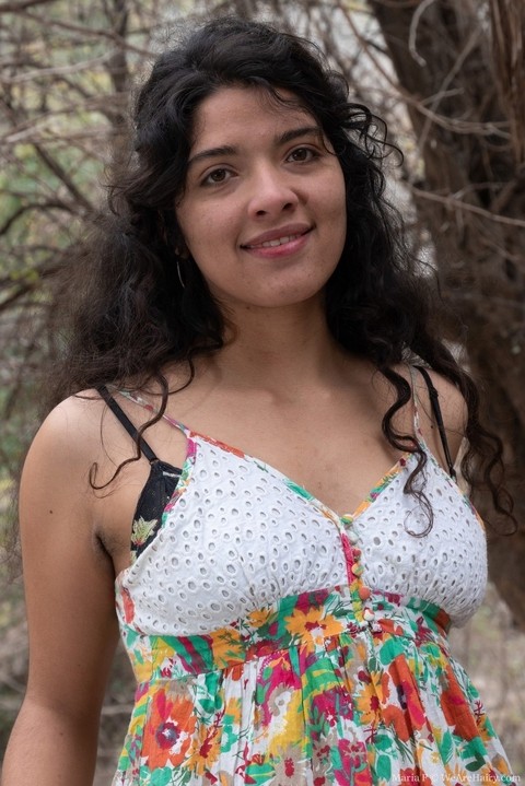 Chubby amateur Maria F shows her hair pits before spreading her bush outdoors | Фото 1