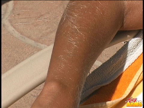 Amateur solo girl Lori Anderson has the longest arm hair ever seen on a woman | Фото 1