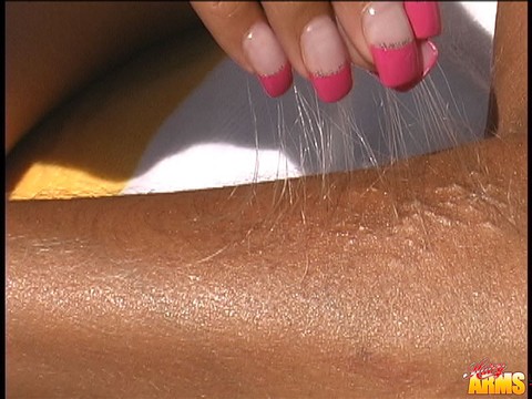 Amateur solo girl Lori Anderson has the longest arm hair ever seen on a woman | Фото 4