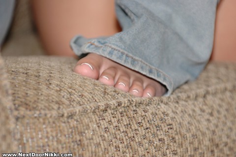 Blonde girl Nikki Sims shows her pretty feet while slipping out of faded jeans | Фото 8