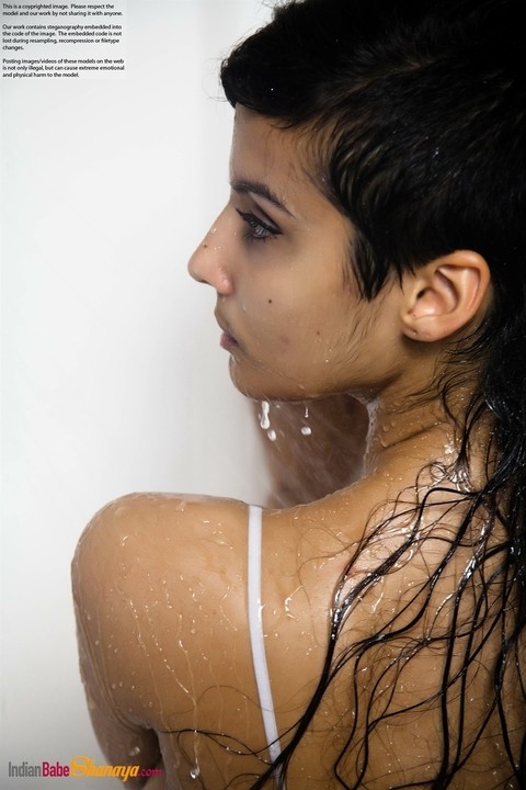 Indian solo girl takes off her wet dress to pose nude in the bathtub | Фото 7