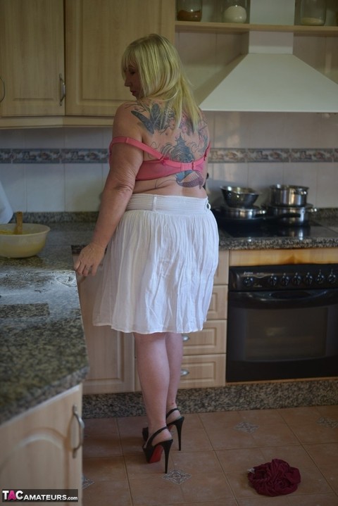 Fat older blonde Melody gets batter on her huge tits while baking in a kitchen | Фото 8