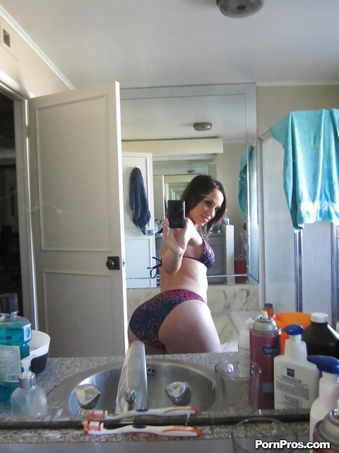 Bad girl Jada Stevens taking selfies in mirror as she peels off her bikini | Фото 4