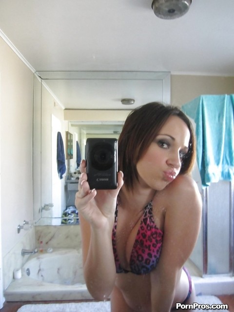 Bad girl Jada Stevens taking selfies in mirror as she peels off her bikini | Фото 6