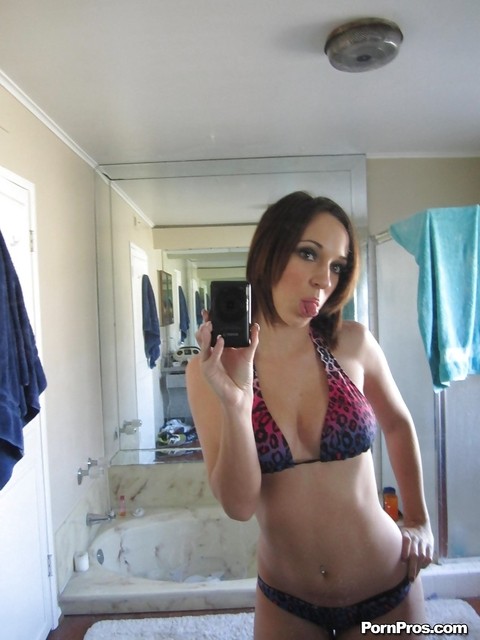 Bad girl Jada Stevens taking selfies in mirror as she peels off her bikini | Фото 9