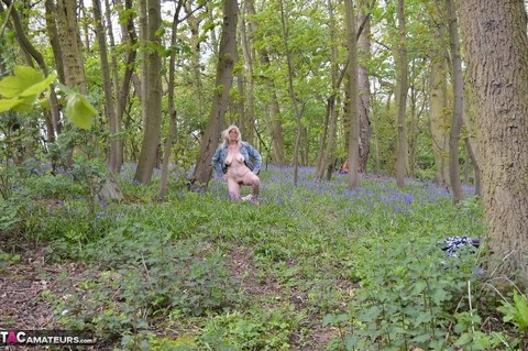 Blonde amateur Barby Slut gets naked in the woods amongst wild flowers | Фото 2