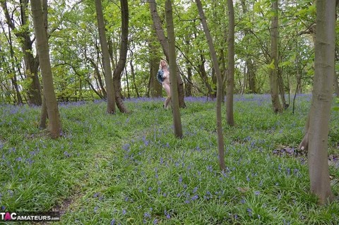 Blonde amateur Barby Slut gets naked in the woods amongst wild flowers | Фото 4