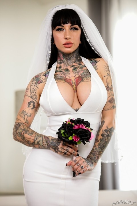 Tattooed bride Jessie Lee deepthroats her black groom prior to anal sex | Фото 3