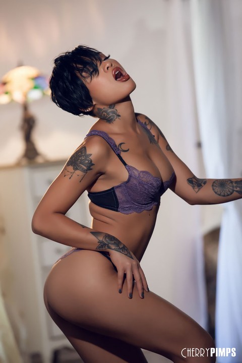 Super hot ebony Honey Gold bares her tattooed body and toys with a glass dildo | Фото 1