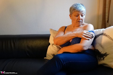 British grandmother Savana fondles and squeezes her saggy hooters | Фото 3