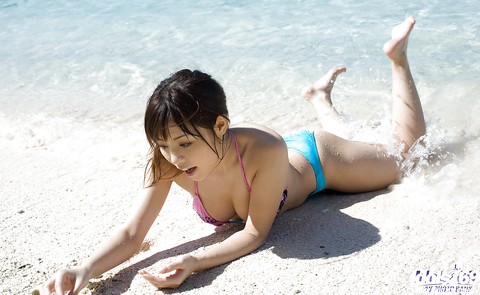 Busty asian babe with neat ass Aya Hirai slipping off her bikini outdoor | Фото 3