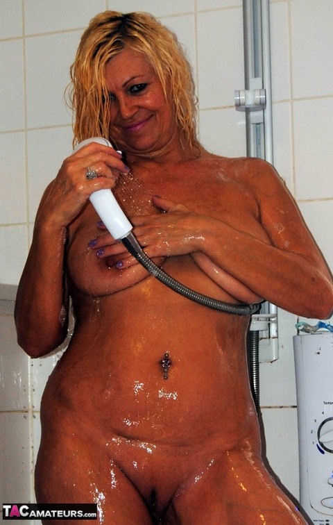 Sexy older woman Platinum Blonde gets caught totally naked while in the shower | Фото 13