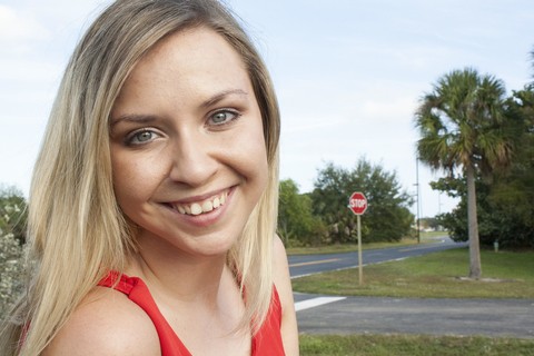 Blonde amateur Annabel Harvey shows her feet and pussy in back of pickup truck | Фото 16