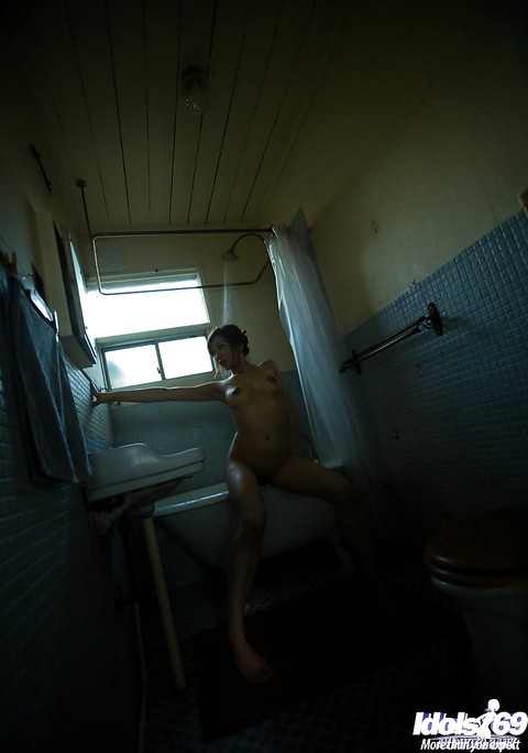 Naked asian babe with petite fanny Emi Harukaze taking bath | Фото 1