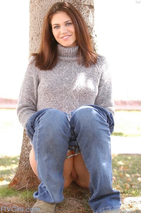 Lovely amateur Tori showing her big booty & her tasty pussy in jeans outdoors | Фото 17