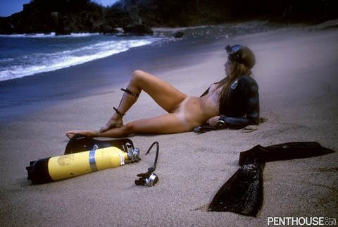 Blonde Barbie Lewis poses nude on the beach with her diving equipment | Фото 8