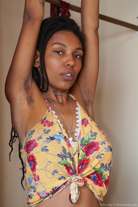 Ebony amateur Sofia Cuty flaunts her big naturals and full bush in the nude | Фото 2