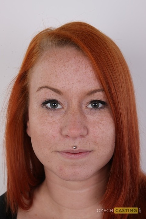 Freckled redhead Tereza shows her pierced pussy after getting completely naked | Фото 1