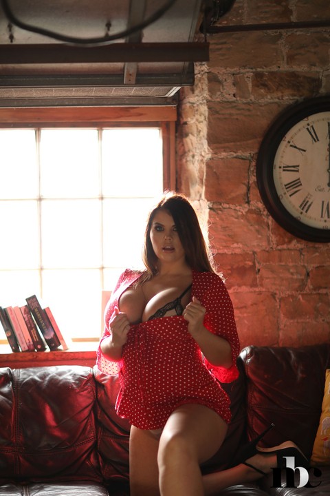 Brunette fatty Terri Lou doffs her red dress and flaunts her curves in a solo | Фото 7