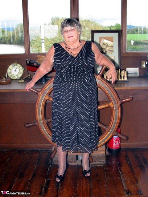 Fat British nan Grandma Libby masturbates in stockings while on board a boat | Фото 1