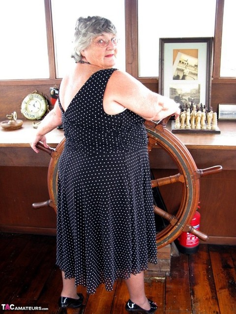 Fat British nan Grandma Libby masturbates in stockings while on board a boat | Фото 2