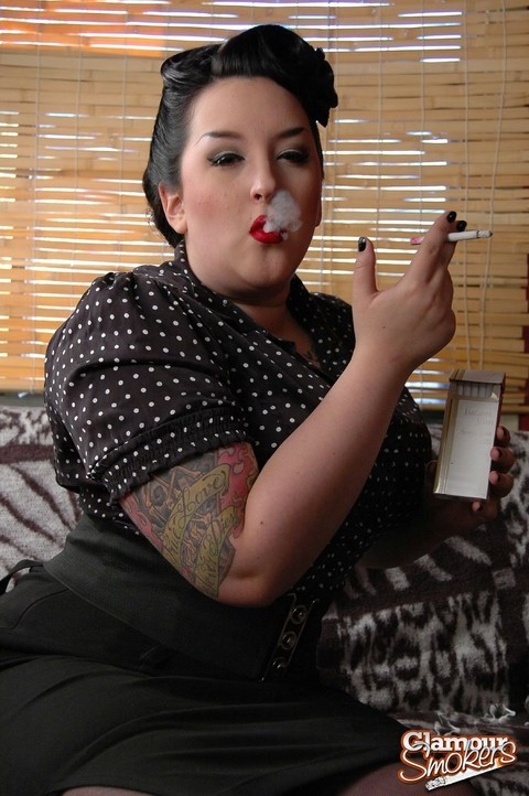 Fully clothed fat woman Kerosene wraps red lips around a cigarette | Фото 15