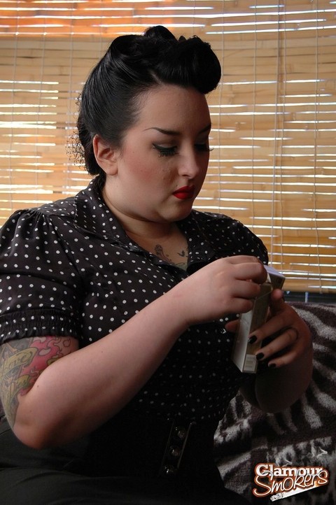 Fully clothed fat woman Kerosene wraps red lips around a cigarette | Фото 2