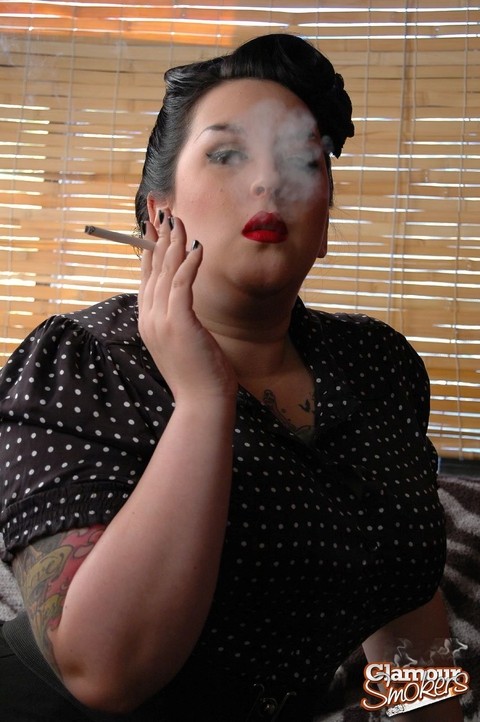 Fully clothed fat woman Kerosene wraps red lips around a cigarette | Фото 5