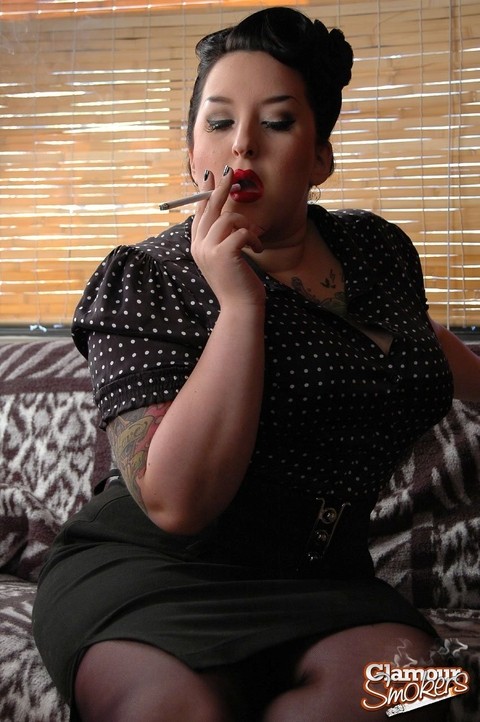 Fully clothed fat woman Kerosene wraps red lips around a cigarette | Фото 8