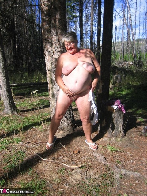 Fat granny Girdle Goddess loses her purple outfit in the woods and poses nude | Фото 18