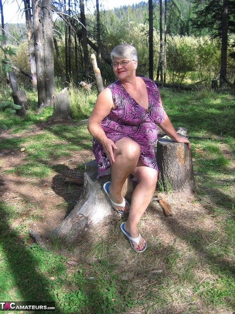 Fat granny Girdle Goddess loses her purple outfit in the woods and poses nude | Фото 2