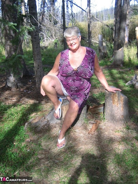 Fat granny Girdle Goddess loses her purple outfit in the woods and poses nude | Фото 4